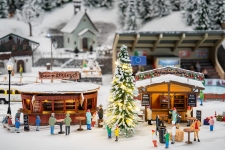 Faller 134006 - H0 - Weihnachtsmarktbuden mit beleuchtetem Weihnachtsbaum